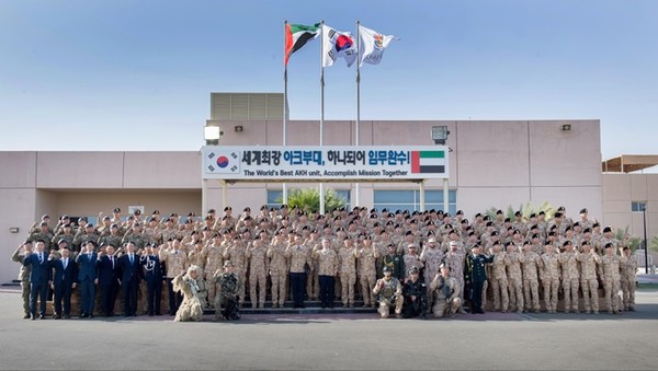 이종섭 국방부 장관이 19일(현지시간) UAE 파병 아크부대를 격려 방문해 부대원들과 기념촬영을 하고 있다.(사진=국방부 제공)