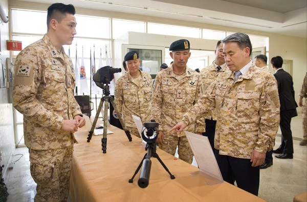 이종섭 국방부 장관이 19일(현지시간) UAE 파병 아크부대에서 부대원들이 사용하는 장비 등을 점검하고 있다.(사진=국방부 제공)