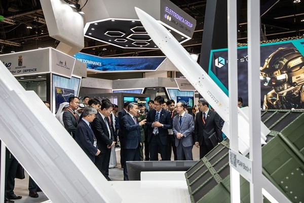이종섭 국방부 장관(오른쪽 네번째)이 20일(현지시간) UAE 아부다비에서 열리고 있는 국제방산전시회 ‘IDEX 2023’ 전시장에 마련된 LIG넥스원 부스를 방문해 김지찬 LIG넥스원 대표(오른쪽 두번째) 등 회사 관계자의 설명을 듣고 격려하고 있다.(사진=LIG넥스원 제공)