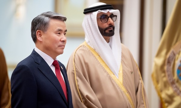 이종섭 국방부 장관이 21일(현지시간) 아랍에미리트(UAE) 아부다비에 있는 국방부를 방문해 모하메드 아흐메드 알 보와르디 UAE 국방특임장관과 한국-UAE 국방협력에 관한 설명을 듣고 있다.(사진=국방부 제공)