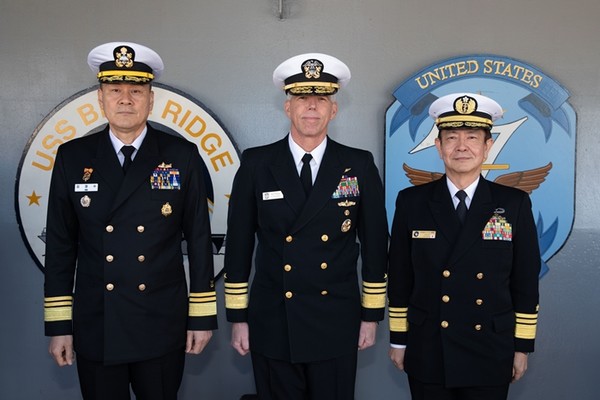 22일 김명수 한국 해군작전사령관(중장), 칼 토마스(Karl Thomas) 미국 7함대사령관(중장), 사이토 아키라 일본 자위함대사령관(해장/중장급)(왼쪽부터) 등 한미일 해군 지휘관이 일본 요코스카에 위치한 미국 7함대사령부 블루릿지함에서 주요 현안을 논의한 뒤 기념 촬영을 하고 있다.(사진=해군 제공)