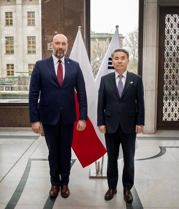 이종섭 국방부 장관이 22일(현지시간) 뱌르샤바에 있는 폴란드 국영방산기업 PGZ에서 세바스찬 흐바웨크 PGZ 회장과 기념촬영을 하고 있다.(사진=국방부 제공)