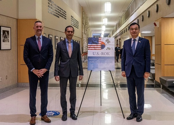 지난 22일(현지시간) 미국 워싱턴 D.C. 펜타곤에서 제8차 확장억제수단 운용연습(DSC TTX) 한미 공동대표인 허태근 국방정책실장, 싯다르트 모한다스 동아시아 부차관보, 리차드 존슨 핵·WMD 대응 부차관보(오른쪽부터) 이번 연습을 앞두고 기념 촬영을 하고 있다.(사진=국방부 제공)