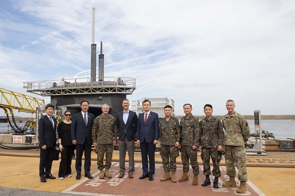 제8차 확장억제수단 운용연습(DSC TTX) 한미 대표단이 23일(현지시간) 미 조지아주 킹스페이 해군기지를 방문해 SSBN 웨스트버지니아함 앞에서 기념 촬영을 하고 있다. 왼쪽부터 이원우 외교부 북미국 심의관, 알렉산드라 벨 미국 국무부 군비통제검증이행부차관보, 최병옥 국방부 방위정책관, 로버트 소프지 주한미군사 기획참모부장, 리차드 존슨 미 국방부 핵WMD대응부차관보, 허태근 국방부 국방정책실장, 박후성 합동참모본부 핵ㆍWMD대응본부장, 김수광 합동참모본부 전략기획부장, 이경구 주미 무관부 국방무관, 존 와이드너 미국 전략사령부 계획담당부국장.(사진=국방부 제공)