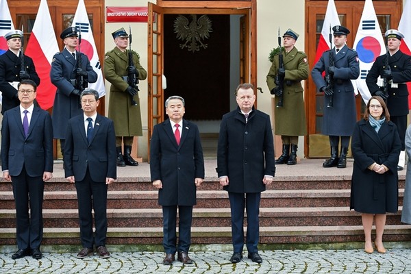 23일(현지시간) 한국-폴란드 국방장관 회담을 가진 이종섭 국방부 장관(오른쪽) 마리우슈 부와쉬착 폴란드 부총리 겸 국방부 장관이 바르샤바 국방부 청사 앞에서 기념 촬영을 하고 있다.(사진=EPA 연합뉴스)