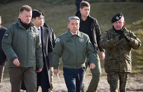 이종섭 국방부 장관(왼쪽)과 마리우슈 부아쉬착 폴란드 부총리 겸 국방장관이 23일(현지시간) 폴란드군의 K9 자주포 시험사격 참관 차 토룬 포병사격장을 방문해 관계자의 설명을 들으며 현장을 돌아보고 있다.(사진=국방부 제공)