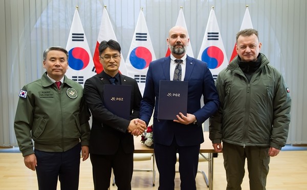 이종섭 국방부 장관과 마리우슈 부아쉬착 폴란드 부총리 겸 국방부 장관이 23일(현지시간) 폴란드 바르샤바에서 열린 양국 업체 간 K9 2차 이행계약 체결을 위한 컨소시엄 기본 합의서 체결식에 참석했다. 왼쪽부터 이종섭 국방부 장관, 이부환 한화에어로스페이스 유럽법인장, 세바스찬 흐바웩 PGZ사 회장, 마리우슈 부아쉬착 폴란드 부총리 겸 국방부 장관. (사진=국방부 제공)