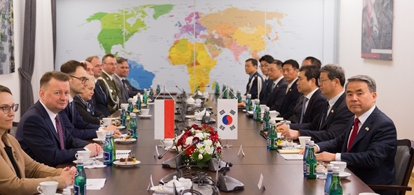 이종섭 국방부 장관과 마리우슈 부아쉬착 폴란드 부총리 겸 국방부 장관이 23일(현지시간) 폴란드 바르샤바 국방부 청사에서 회담하고 있다.(사진=국방부 제공)