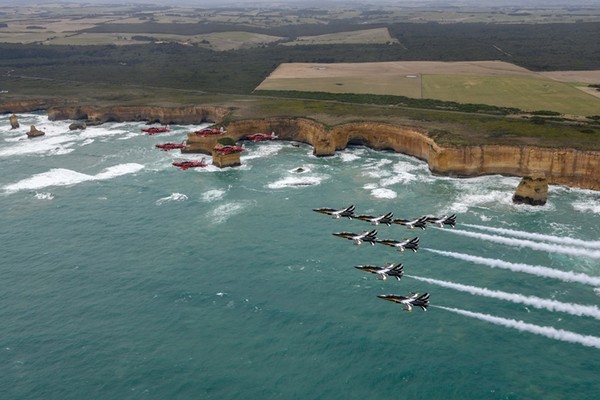공군 53특수비행전대 ‘블랙이글스’가 27일(현지시간) 호주 멜버른 인근 절롱시 ‘2023 호주 아발론 국제에어쇼’에서 호주 공군 특수비행팀 ‘룰렛’과 우정 비행을 하고 있다.(사진=공군 제공)