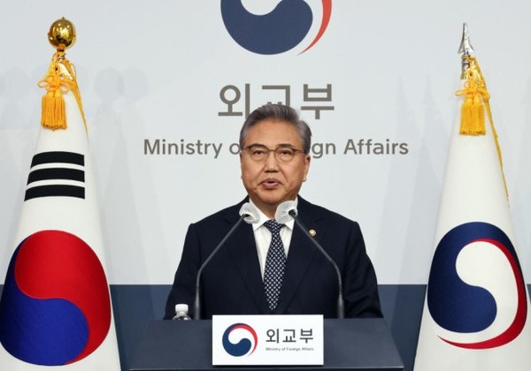 박진 외교부 장관이 6일 오전 서울 종로구 외교부 청사에서 ‘강제징용 대법원 판결 관련 정부입장 발표문’을 통해 2018년 대법원의 배상 확정판결을 받은 국내 강제징용 피해자들에 대해 행정안전부 산하 ‘일제강제동원피해자지원재단’이 조성한 재원으로 판결금을 대신 변제하는 방안을 발표하고 있다. (사진=공동취재)