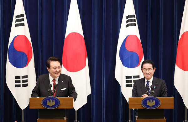 윤석열 대통령과 기시다 후미오 일본 총리가 16일 오후 일본 도쿄 총리관저에서 한일정상회담을 가진 직후 개최한 공동기자회견에서 보도진 질의에 답변하고 있다. (사진=연합뉴스 제공)