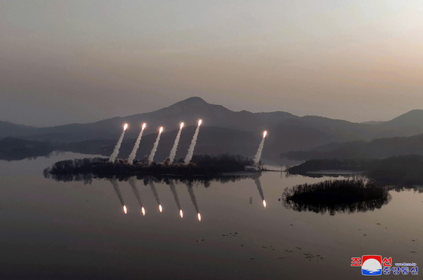 김정은 북한 국무위원장이 9일 조선인민군 서부전선의 중요 작전임무를 담당하는 화성포병부대의 화력습격훈련을 현지지도했다고 조선중앙통신이 10일 보도했다. 통신이 공개한 이동식발사차량(TEL) 6대에서 ‘신형전술유도무기’ 1발씩 총 6발을 동시에 발사하는 훈련 장면. (사진=조선중앙통신 연합뉴스)
