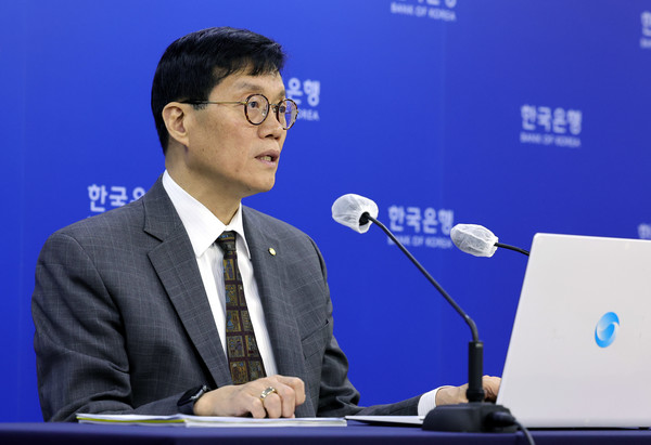 이창용 한국은행 총재가 11일 서울 중구 한국은행에서 4월 금융통화위원회 금리 결정에 대한 기자간담회를 하고 있다. 한국은행 금융통화위원회는 이날 시장의 예상대로 기준금리를 동결했다. (사진=공동취재단)