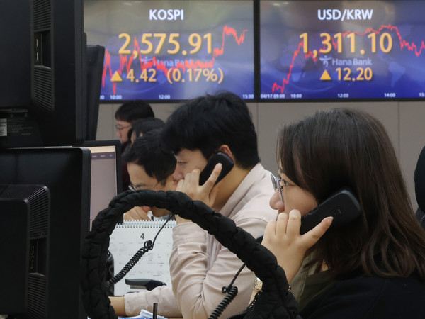 17일 국내 외환시장에서 원달러 환율이 12.2원 오른 1311.1원으로 마감한 가운데 코스피지수는 4.42p(0.17%) 오른 2575.91로 마감했다. 17일 오후 서울 중구 하나은행 딜링룸에서 딜러들이 업무를 보고 있다. (사진=연합뉴스 제공)