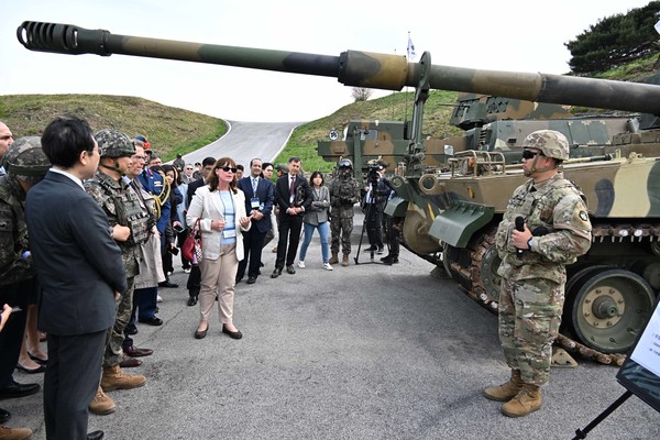 외교부가 2일 경기도 포천 육군 제8기동사단에서 개최한 각국 주한 외교관 초청 국산 무기 홍보 현장에서 외교관들이 K2 전차 등 육군의 최신 장비를 관람하고 있다. (사진=외교부 제공)