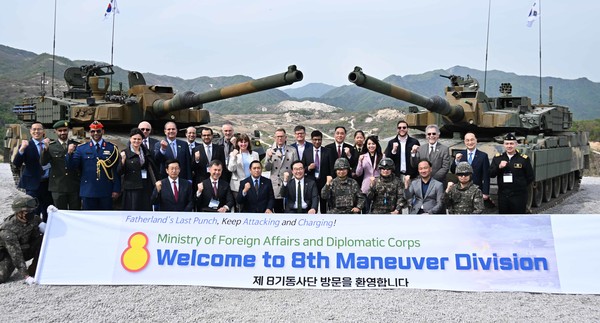 지난 2일 오후 경기도 포천 육군 승진훈련장에서 육군 제8기동사단에 실전 배치된 국산 무기를 살펴보기 위해 모인 주한 외교단과 외교부, 국방부 당국자들이 K2 전차 앞에서 기념촬영을 하고 있다. (사진=외교부 제공)