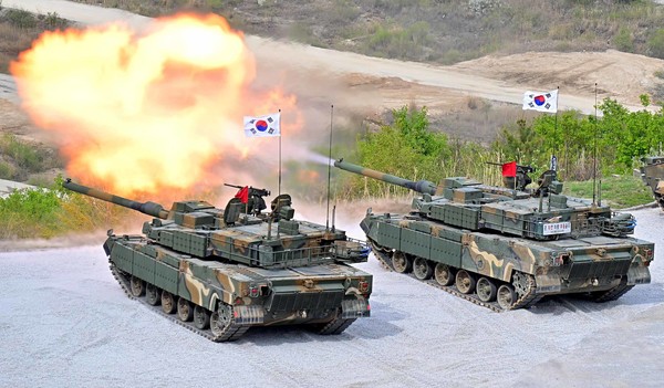 지난 2일 경기도 포천 승진훈련장에서 18개국 주한 외교단을 초청해 진행된 ‘K-방산 세일즈’ 행사에서 육군 제8기동사단에 실전 배치된 K2 전차가 불을 뿜으며 사격 시범을 선보이고 있다. (사진=외교부 제공)