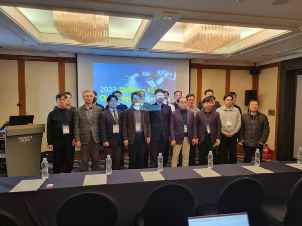 한국정보처리학회와 국방과학연구소(ADD)가 공동 주최하고 동국대학교 국방안전연구센터와 국방신문이 공동 주관해 2월 20일~21일 개최된 ‘2023년 국방미래도전 컨퍼런스’에서 참석자들이 기념사진을 찍고 있다.