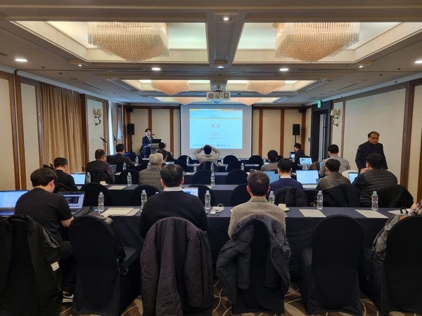 한국정보처리학회와 국방과학연구소(ADD)가 공동 주최하고 동국대학교 국방안전연구센터와 국방신문이 공동 주관해 2월 20일~21일 개최된 ‘2023년 국방미래도전 컨퍼런스’는 국방 사이버보안 및 스마트국방 구축을 위한 국방미래기술의 도전과제를 제시해 주목받았다.