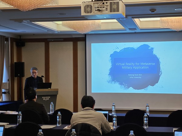 한국정보처리학회와 국방과학연구소(ADD)가 공동 주최하고 동국대학교 국방안전연구센터와 국방신문이 공동 주관해 2월 20일~21일 개최된 ‘2023년 국방미래도전 컨퍼런스’에서 신병석 인하대 교수가 ‘Virtual Reality for Metaverse Military Application’을 주제로 강연하고 있다.