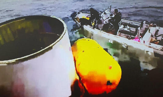 우리 군이 5월 31일 전북 군산 어청도 해상에서 북한 발사 우주발사체 ‘천리마-1형’의 잔해 인양 작전을 하고 있다. (사진=합동참모본부 제공)