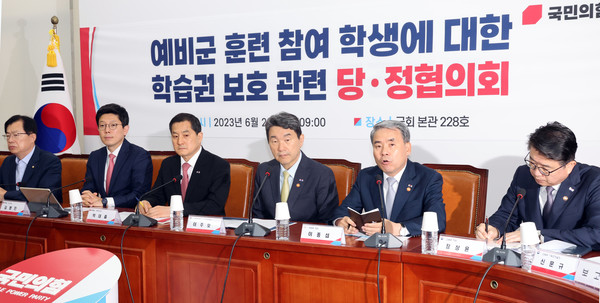 이종섭 국방부 장관(오른쪽 두 번째)이 28일 국회에서 열린 예비군 훈련 학생 학습권 보호 관련 당정 협의회에서 발언하고 있다. (사진=연합뉴스)