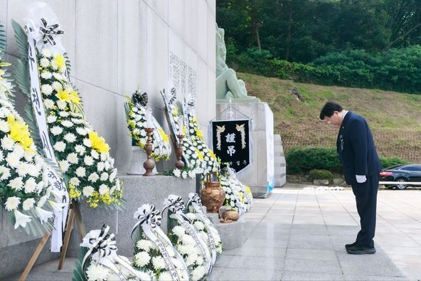 6월 6일 현충일을 맞아 부천시 현충탑에서 열린 추념식에 참석해 호국영령들에 헌화하는 설훈 의원.(사진=설훈 의원실 제공)