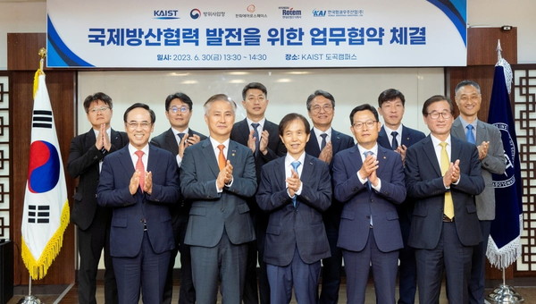 현대로템 이용배 사장(앞줄 왼쪽부터), 방위사업청 엄동환 청장, KAIST 이광형 총장, 한화에어로스페이스 손재일 사장, 한국항공우주산업(KAI) 강구영 사장이 6월 30일 서울 KAIST 도곡캠퍼스에서 ‘국제 방산협력을 위한 업무협약’ 체결 후 기념사진을 찍고 있다. (사진=현대로템 제공)