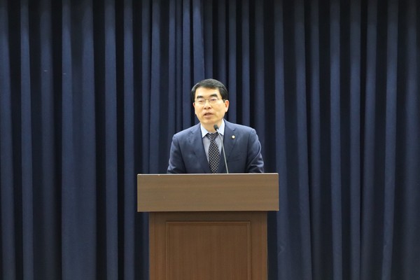 더불어민주당 양기대 국회의원이 12일 서울 여의도 국회의원회관 제1소회의실에서 주최한 ‘방위산업 보안정책 세미나’에서 환영사를 하고 있다