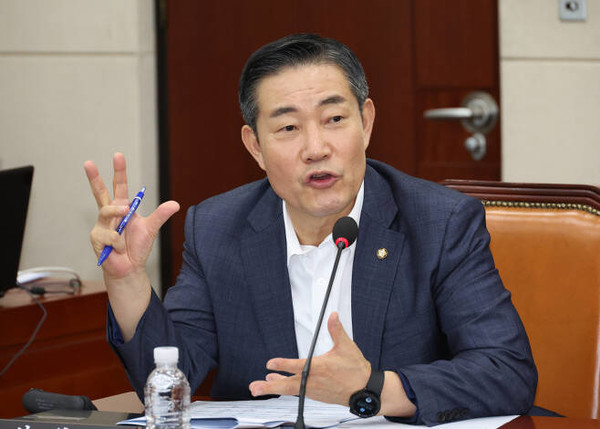 윤석열 대통령은 13일 신임 국방부 장관에 국민의힘 신원식 의원을 지명했다.  9월 6일 국회에서 열린 국방위원회 회의에서 발언하고 있는 국민의힘 신원식 국회의원.  