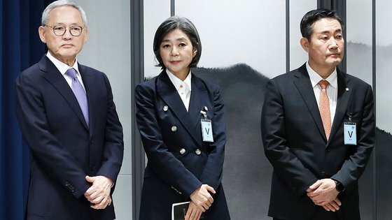 신원식 국방부 장관 후보자(오른쪽부터), 김행 여성가족부 장관 후보자, 유인촌 문화체육관광부 장관 후보자가 13일 서울 용산 대통령실 청사에서 열린 김대기 대통령 비서실장의 2차 개각 발표 브리핑에 배석하고 있다. (사진=연합뉴스 제공)