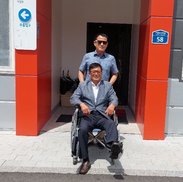 서정학 예비역 장군이 이웃 섬김 활동을 하고 있다. (사진=봉사단체 사계절 제공)  