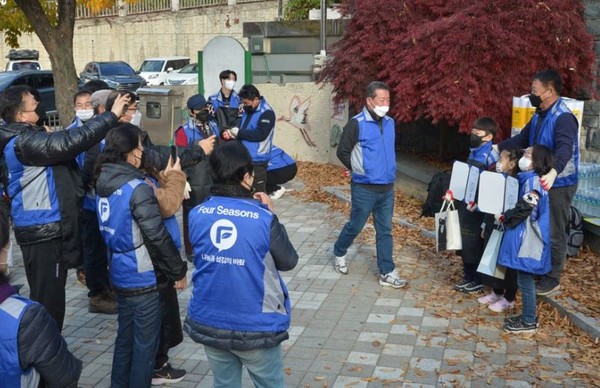 봉사단체 사계절 회원들이 어린이들에게 선물을 주고 격려하는 모습. (사진=봉사단체 사계절 제공) 