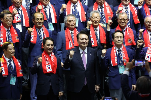 윤석열 대통령이 4일 서울 송파구 올림픽공원 올림픽홀에서 열린 재향군인회 창설 제71주년 기념식 및 전국 광역시·도 회장, 시·군·구 및 읍·면·동 회장 총력안보 결의대회에서 참석자들과 기념촬영을 하고 있다. 앞줄 왼쪽 두 번째부터 박민식 국가보훈부 장관, 윤 대통령, 신상태 재향군인회장. (사진=연합뉴스)