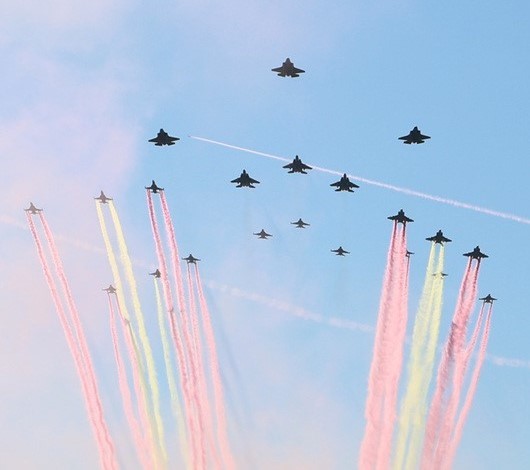 한국 공군의 F-35 등 전투기와 블랙이글스가 17일 경기도 성남 서울공항에서 열린 ‘서울 국제항공우주 및 방위산업전시회(ADEX) 2023’ 개막식에서 곡예비행 등 에어쇼가 펼치고 있다. (사진=연합뉴스)