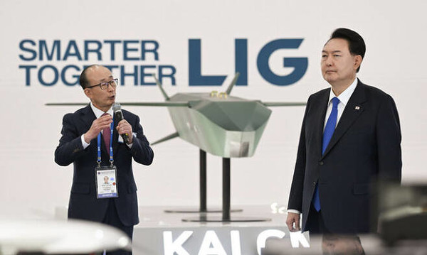 윤석열 대통령이 17일 ‘서울 항공우주 및 방위산업 전시회 2023’(서울 ADEX 2023) 개막식에 참석해 실내전시장에 마련된 LIG넥스원 부스를 관람하고 있다. 뒤쪽에 KF-21 탑재 장거리 공대지미사일이 놓여있다. (사진=대통령실 제공)