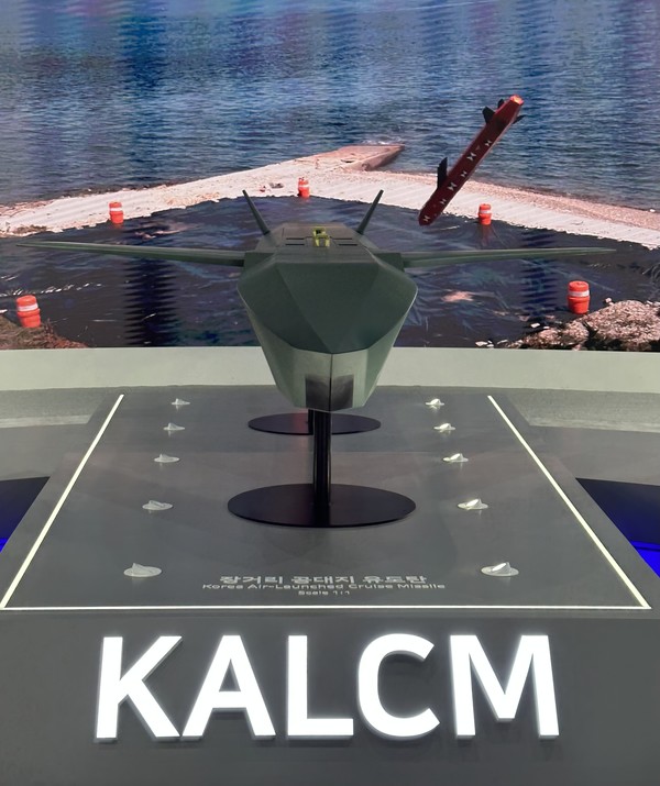 LIG넥스원은 서울 ADEX 2023에 참가해 장거리공대지유도탄(KALCM)을 전시했다. KALCM은 수백km 떨어진 핵심 표적을 정밀공격할 수 있는 KF-21 핵심무장이다. 배경은 KALCM이 표적에 명중하는 모습. (사진=LIG넥스원 제공)