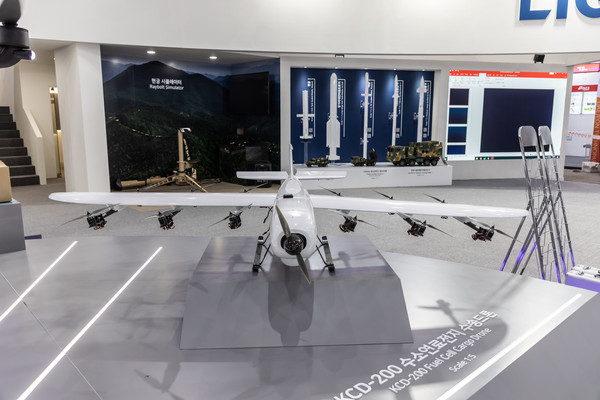 LIG넥스원이 서울 ADEX 2023에 참가해 선보인 ‘수소연료전지 기반 탑재중량 200kg 카고드론’ KCD-200. (사진=LIG넥스원 제공)