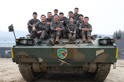 최근 고속도로에서 불이 난 차량을 목격하고 초기 진화를 한 뒤 조용히 현장을 떠나 소방당국에서 수소문하던 군인들은 맹호부대 소속 돌진대대 장병들로 밝혀졌다. 돌진대대 장병들 모습. (사진=육군 수도기계화보병사단 제공)