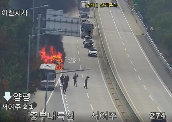 지난달 27일 오전 11시 47분께 경기 여주시 중부내륙고속도로 양평 방향 갓길에서 불붙은 SUV 차량을 발견하고 초기 진화 및 통행 차량 유도 등 안전 조치를 취하고 있는 맹호부대 돌진대대 장병들. (사진=경기도소방재난본부 제공)