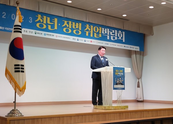 국방신문과 (사)국방정보통신협회, 세종대 국방사이버안보연구소가 주최·주관해 17일 서울 용산 국방컨벤션에서 개최한 ‘2023년 청년·장병 취업박람회’ 개막식에서 박람회 공동추진위원장인 박인호 전 공군참모총장이 개회사를 하고 있다.