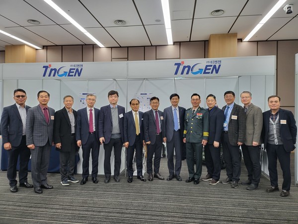 홍우영 세종대학교 교학부총장(왼쪽 여덟 번째부터)과 곽열목(준장) 육군본부 사이버작전센터장이 17일 서울 용산 국방컨벤션에서 국방신문 주최로 열린 ‘2023년 청년·장병 취업박람회’에 참석해 ‘AI 경계 감시용 로봇’ 생산기업 ㈜티엔젠 부스 앞에서 관계자들과 기념사진을 찍고 있다.