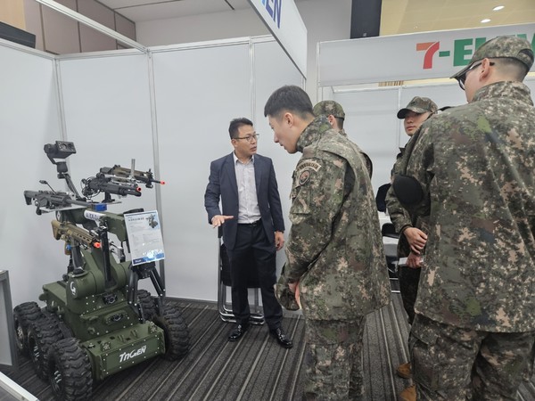 17일 서울 용산 국방컨벤션에서 개최된 ‘2023년 청년·장병 취업박람회’에서 장병들이 전시된 무인 전투장비를 관심있게 살펴보고 있다.