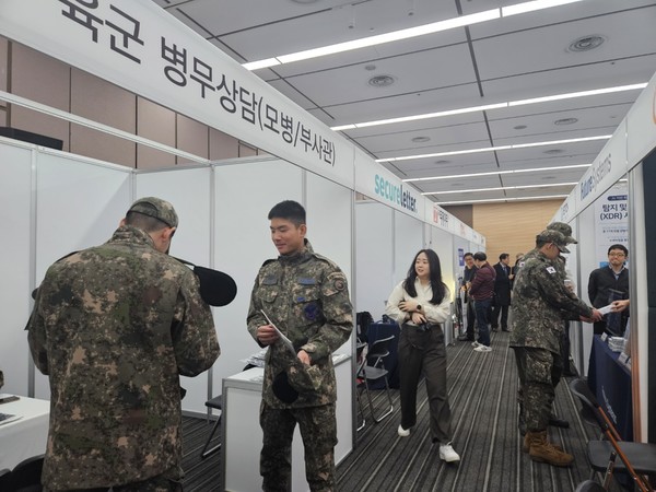 취업박람회 부스를 돌아보고 있는 청년·장병들.