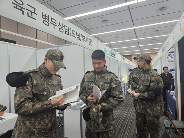 취업박람회 부스를 둘러보고 있는 장병들.