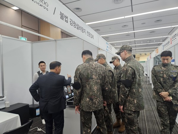 채용부스를 방문해 전시된 장비를 살펴보는 장병들.