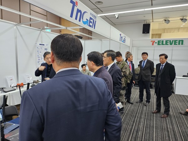 국회 국방위원회 설훈 국회의원(왼쪽 두번째)이 취업박람회 참가 기업 부스를 둘러보는 가운데 장병들이 테엔젠 부스와 세븐일레븐 부스에서 각각 취업 상담을 받고 있다.   