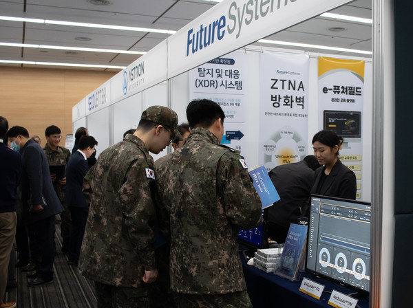 취업박람회 참가 기업 부스를 방문한 장병들.