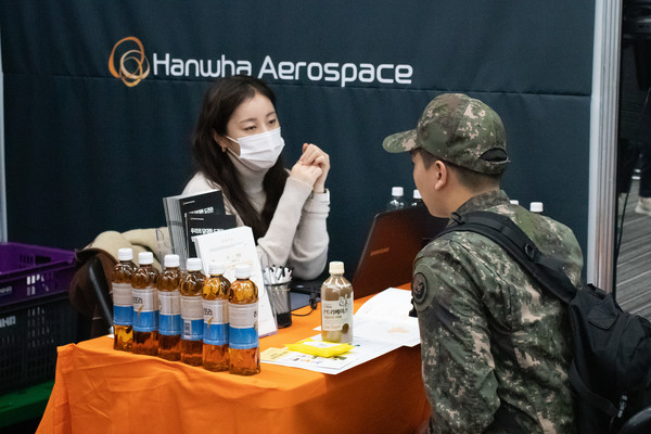 한 병사가 17일 서울 용산 국방컨벤션에서 열린 국방신문 주최 ‘2023년 청년·장병 취업박람회’에서 한화에어로스페이스 채용부스를 방문해 취업상담을 하고 있다.