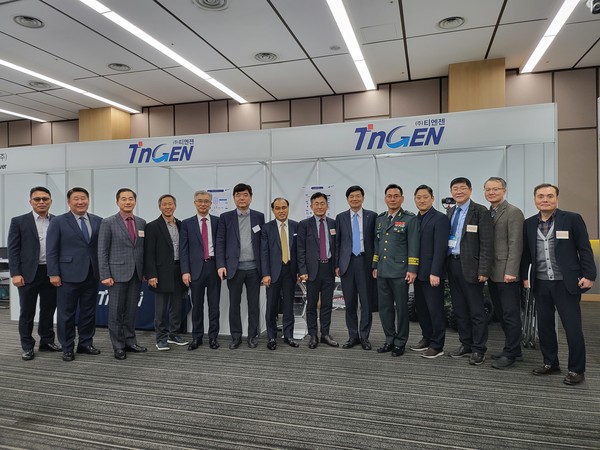 홍우영 세종대학교 교학부총장(왼쪽 아홉번째부터)과 곽열목(준장) 육군본부 사이버작전센터장이 17일 서울 용산 국방컨벤션에서 국방신문 주최로 열린 ‘2023년 청년·장병 취업박람회’에 참석해 ‘AI 경계 감시용 로봇’ 생산기업 ㈜티엔젠 부스 앞에서 관계자들과 기념사진을 찍고 있다.